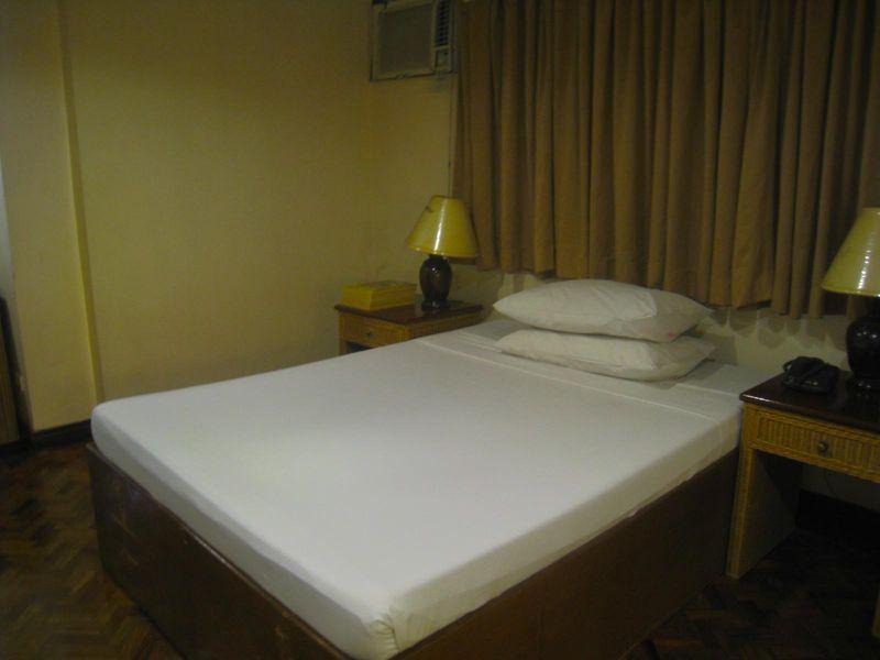 ซัลเซโด สวีทส์ Aparthotel Makati City ภายนอก รูปภาพ