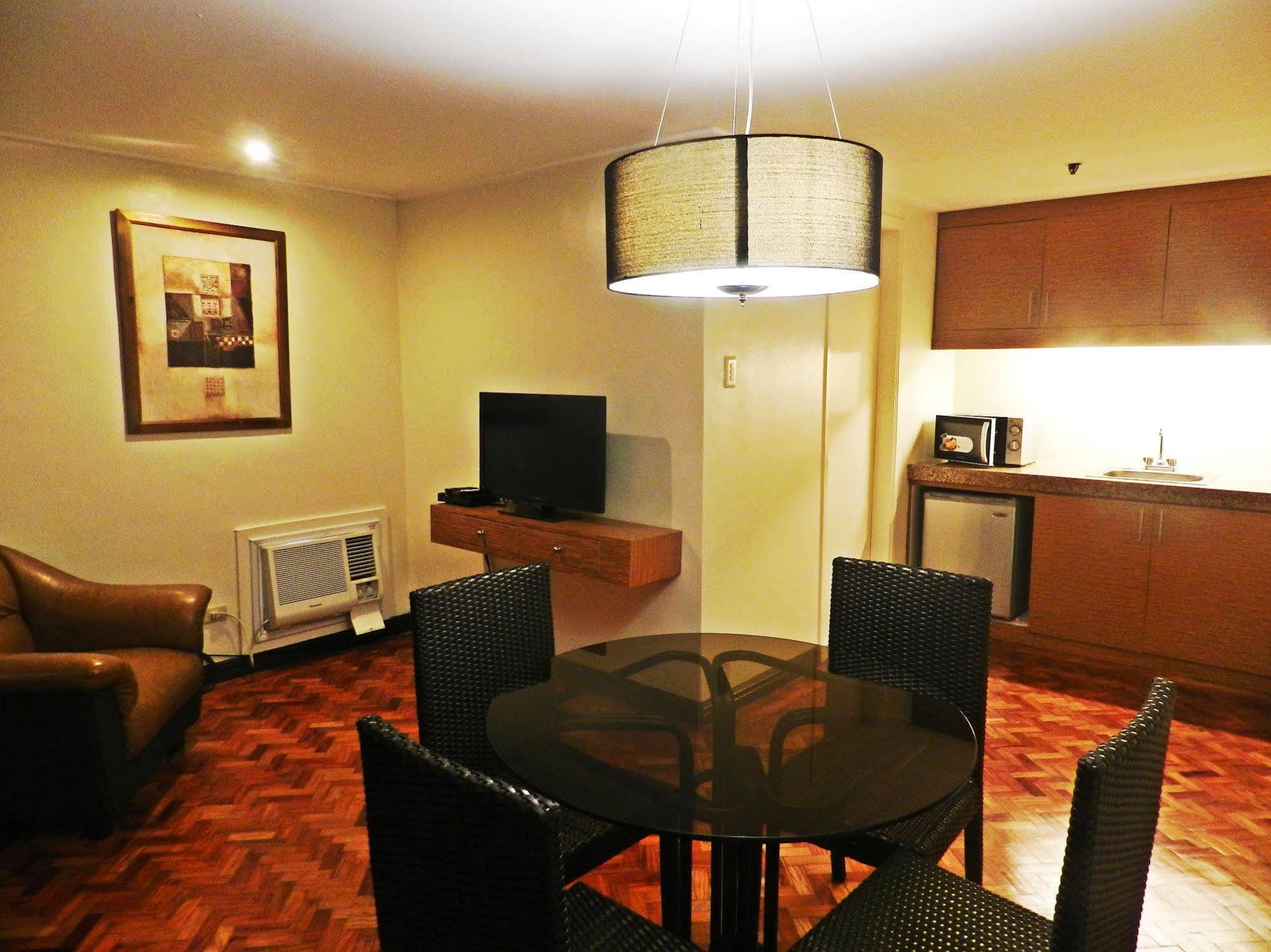 ซัลเซโด สวีทส์ Aparthotel Makati City ภายนอก รูปภาพ