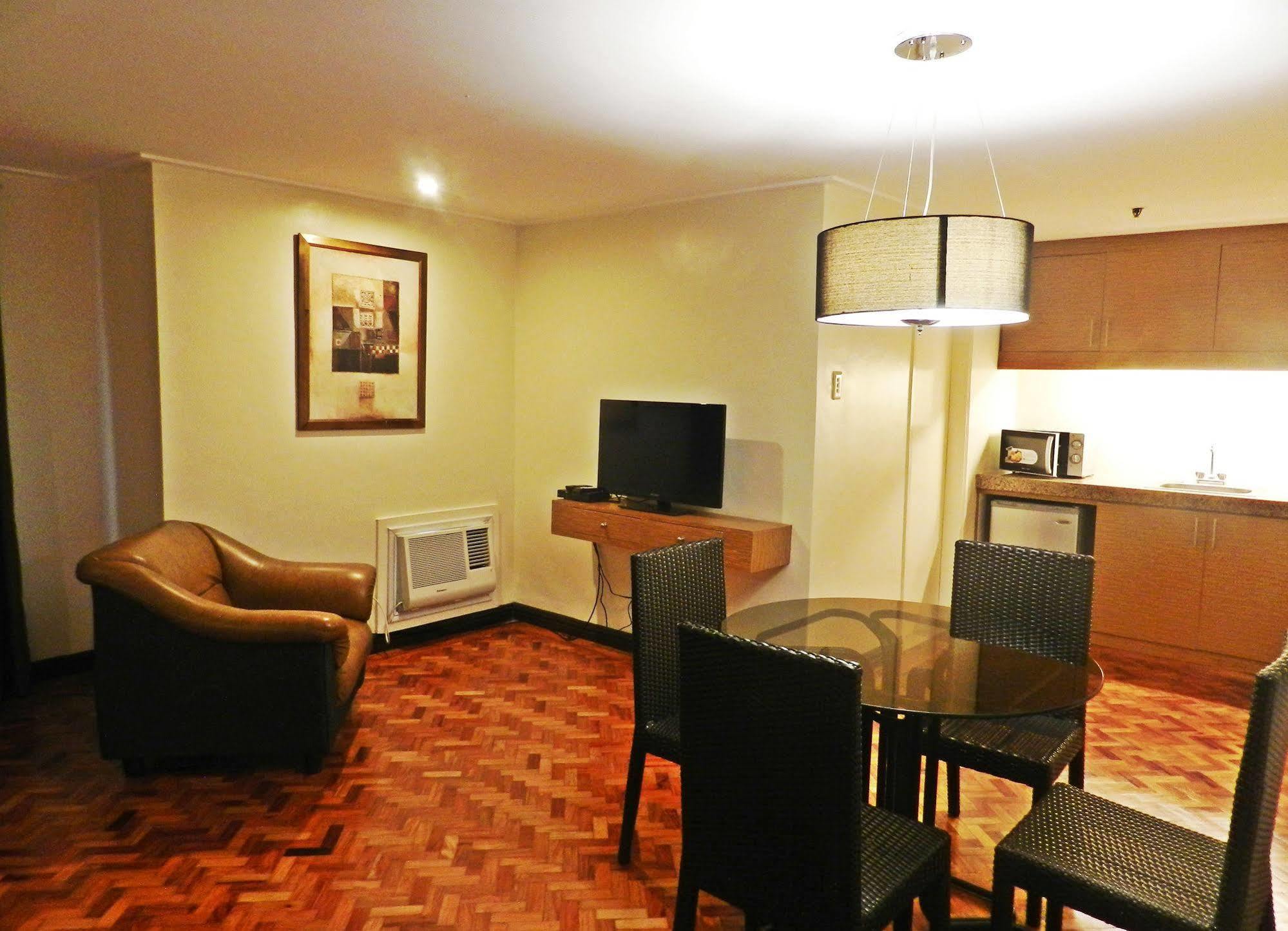 ซัลเซโด สวีทส์ Aparthotel Makati City ภายนอก รูปภาพ
