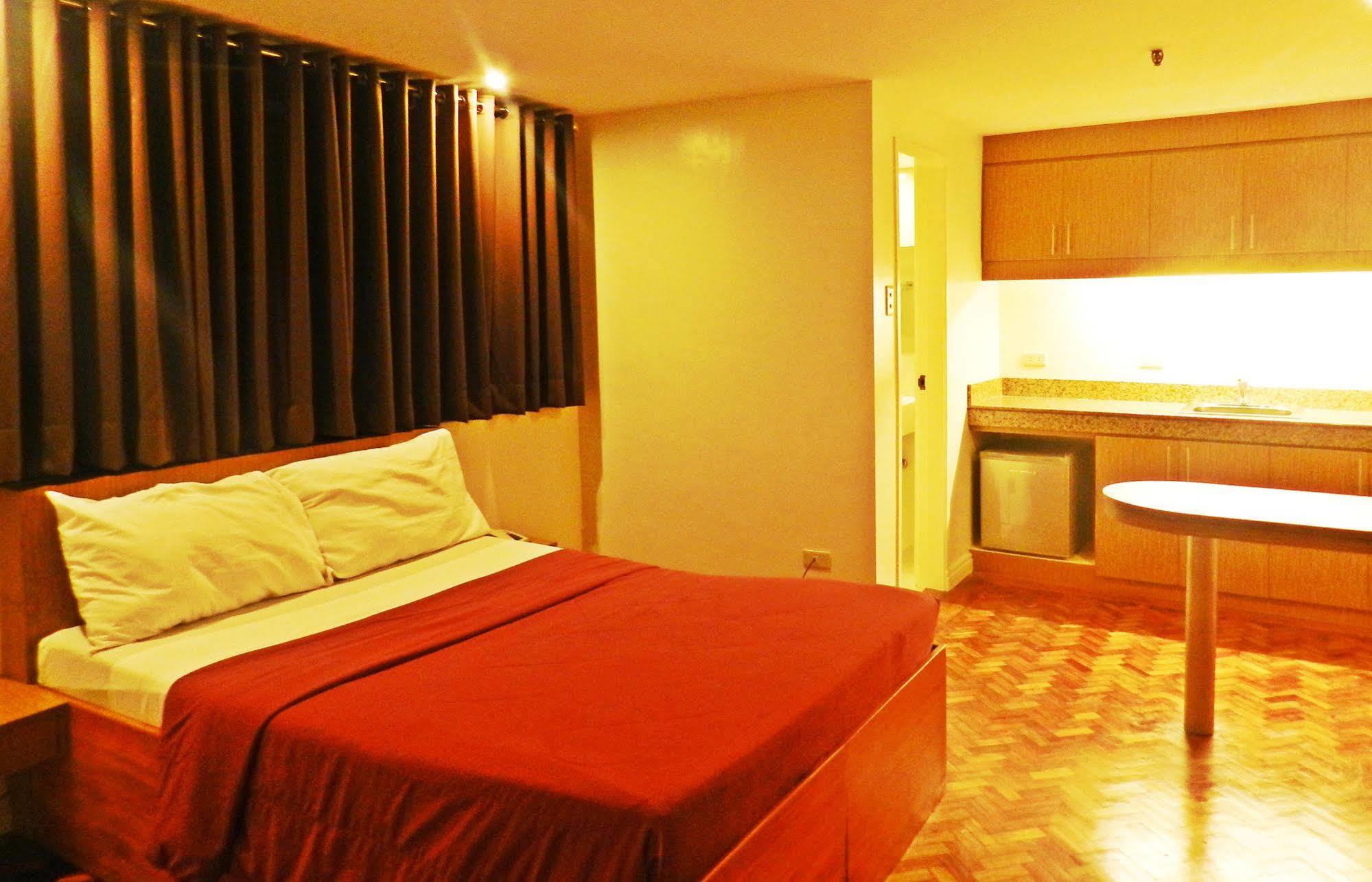 ซัลเซโด สวีทส์ Aparthotel Makati City ภายนอก รูปภาพ